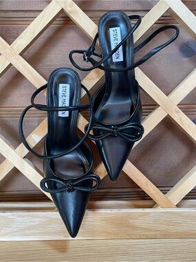 Steve Madden’ “Taffy”Leather Upper /Pointed toe Ankle Wrap / Rhinestone Bow / 8M
